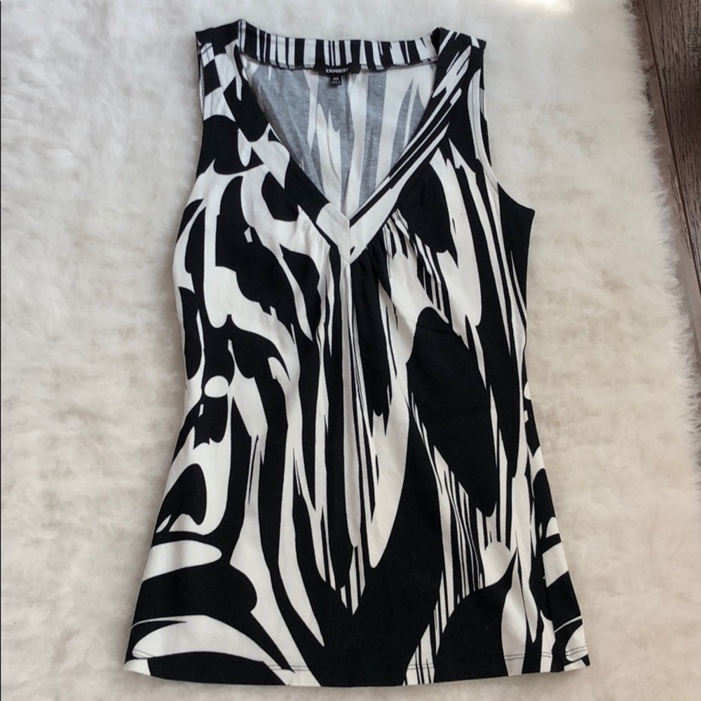 Express black & white print sleeveless top!